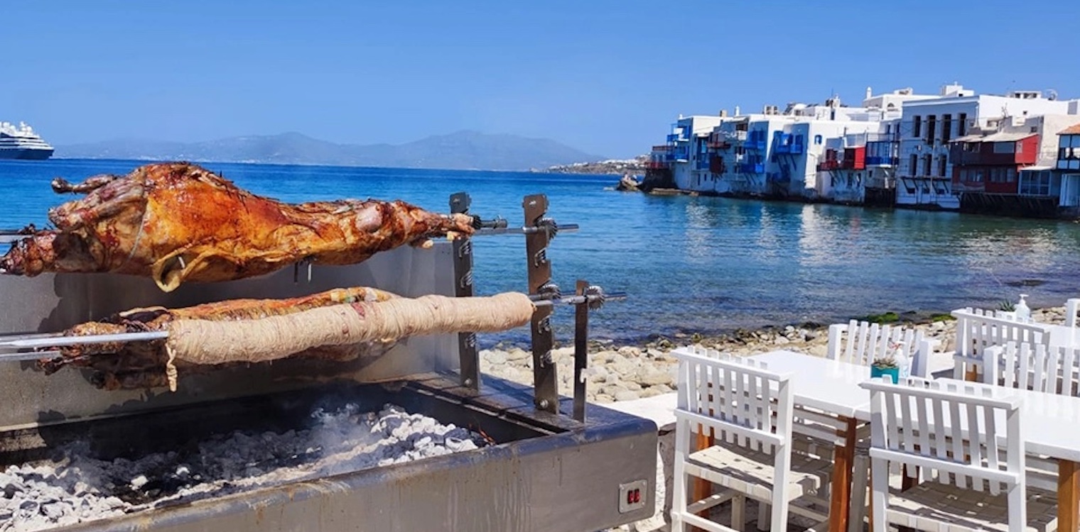Μύκονος: Ειδυλλιακές εικόνες με... τον οβελία να ψήνεται δίπλα στο κύμα