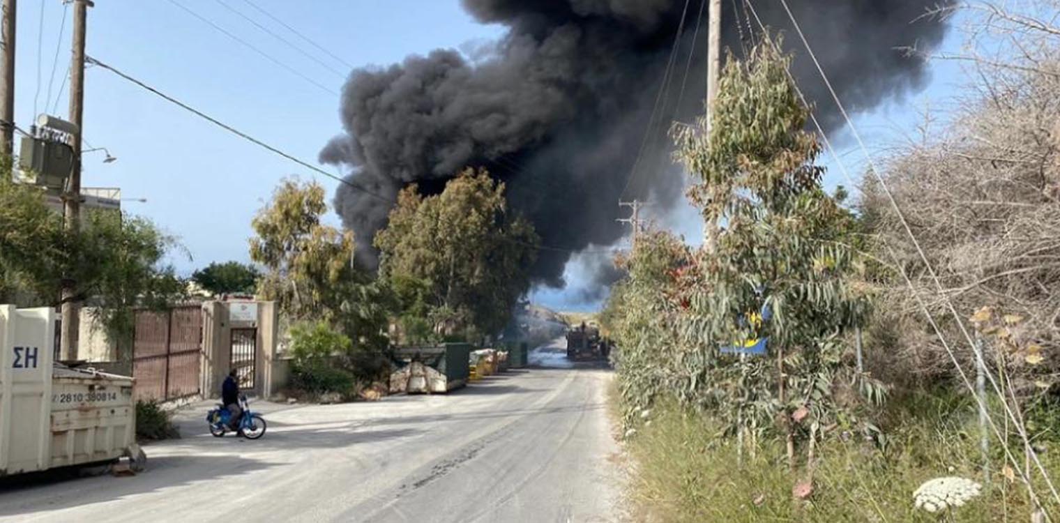 Μεγάλη φωτιά στην ΒΙΠΕ Ηρακλείου, εκρήξεις και πυκνοί καπνοί - Ισχυρή δύναμη της Πυροσβεστικής
