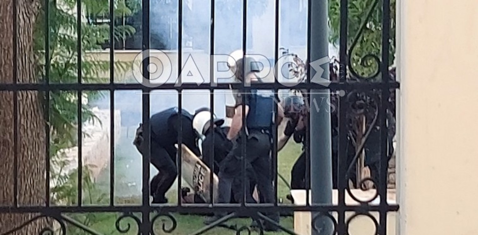 Καλαμάτα: Συνελήφθη άντρας που εισέβαλε με το αυτοκίνητό του στο προαύλιο της Τράπεζας της Ελλάδος