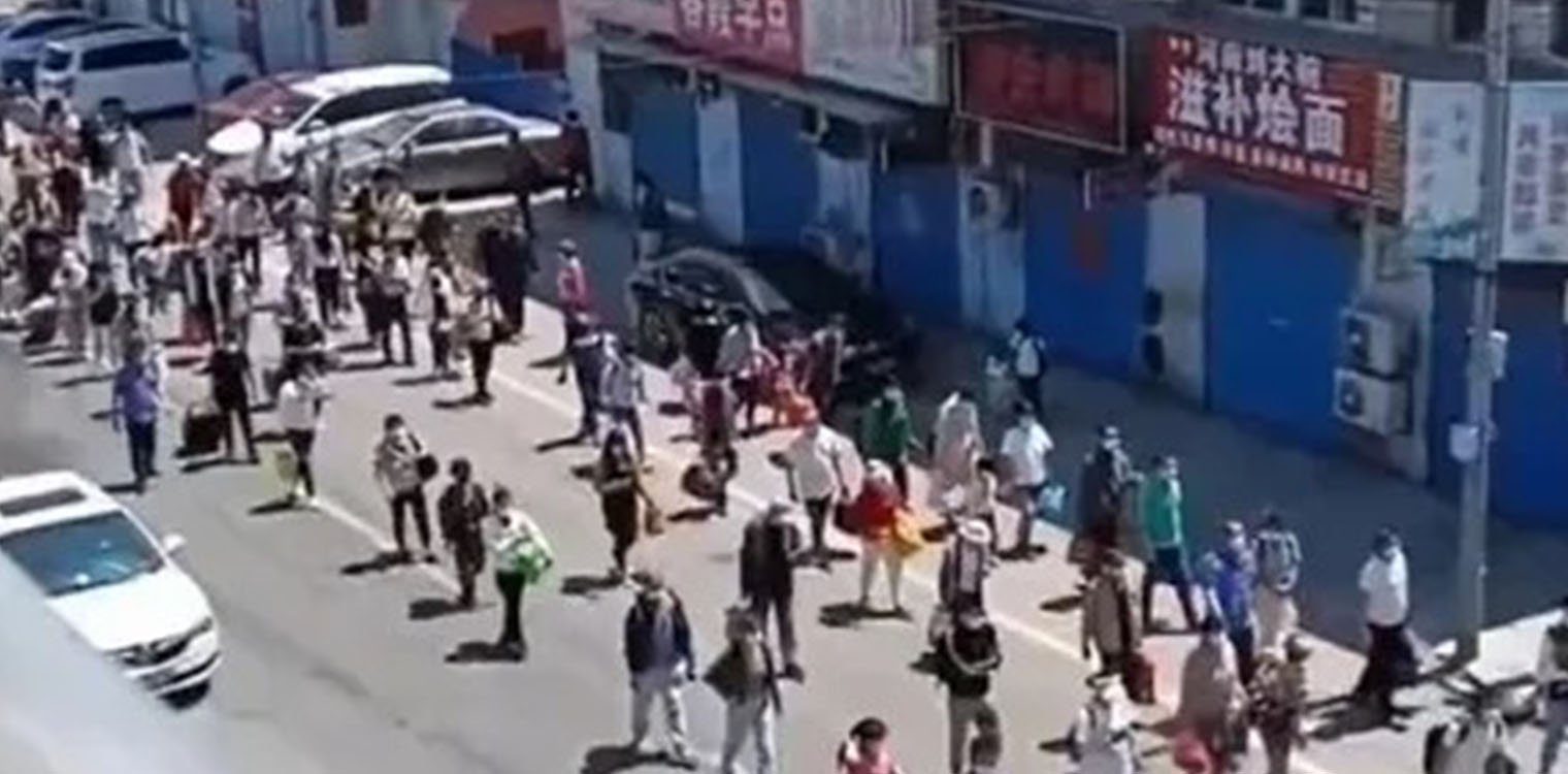 Τι γίνεται στην Κίνα: «Μάζεψαν» χιλιάδες και τους έβαλαν σε καραντίνα (video)