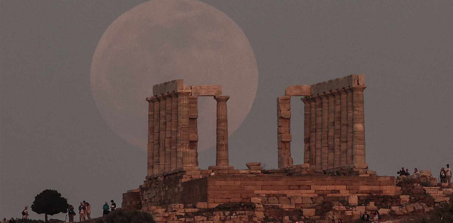 Ματωμένο φεγγάρι: «Μάγεψε» το φαινόμενο - Εντυπωσιακές εικόνες από τον ναό του Ποσειδώνα
