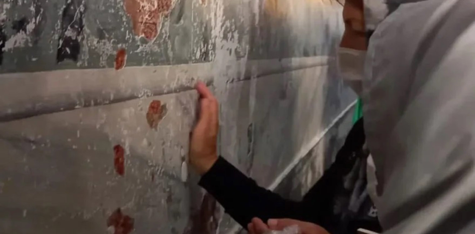 Εικόνα ντροπής στην Αγιά Σοφιά: Ξύνουν τους τοίχους και παίρνουν κομμάτια για ενθύμια
