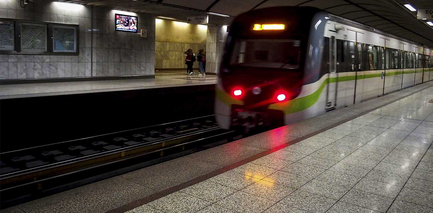 Θρίλερ στον Κορυδαλλό: Απεγκλωβίστηκε σοβαρά τραυματισμένος άνδρας από τις γραμμές του μετρό
