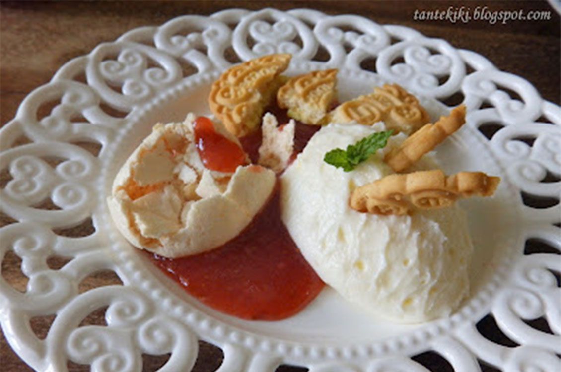 Mousse λεμονιού με μαρεγκάκια αμυγδάλου και σάλτσα φράουλας
