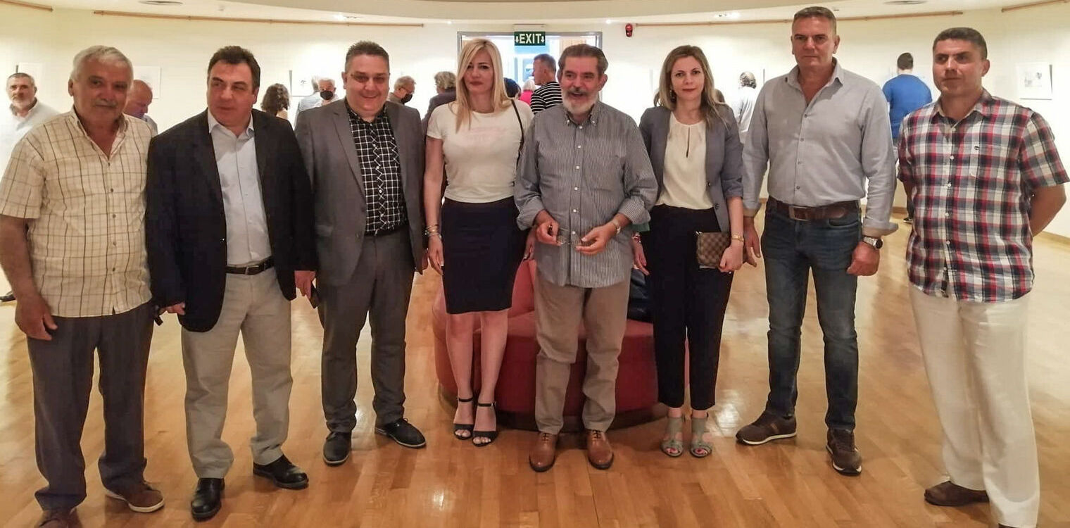Με μεγάλη επιτυχία πραγματοποιήθηκαν τα εγκαίνια της αναδρομικής έκθεσης του Στάθη στο Αρχαιολογικό Μουσείο Πύργου