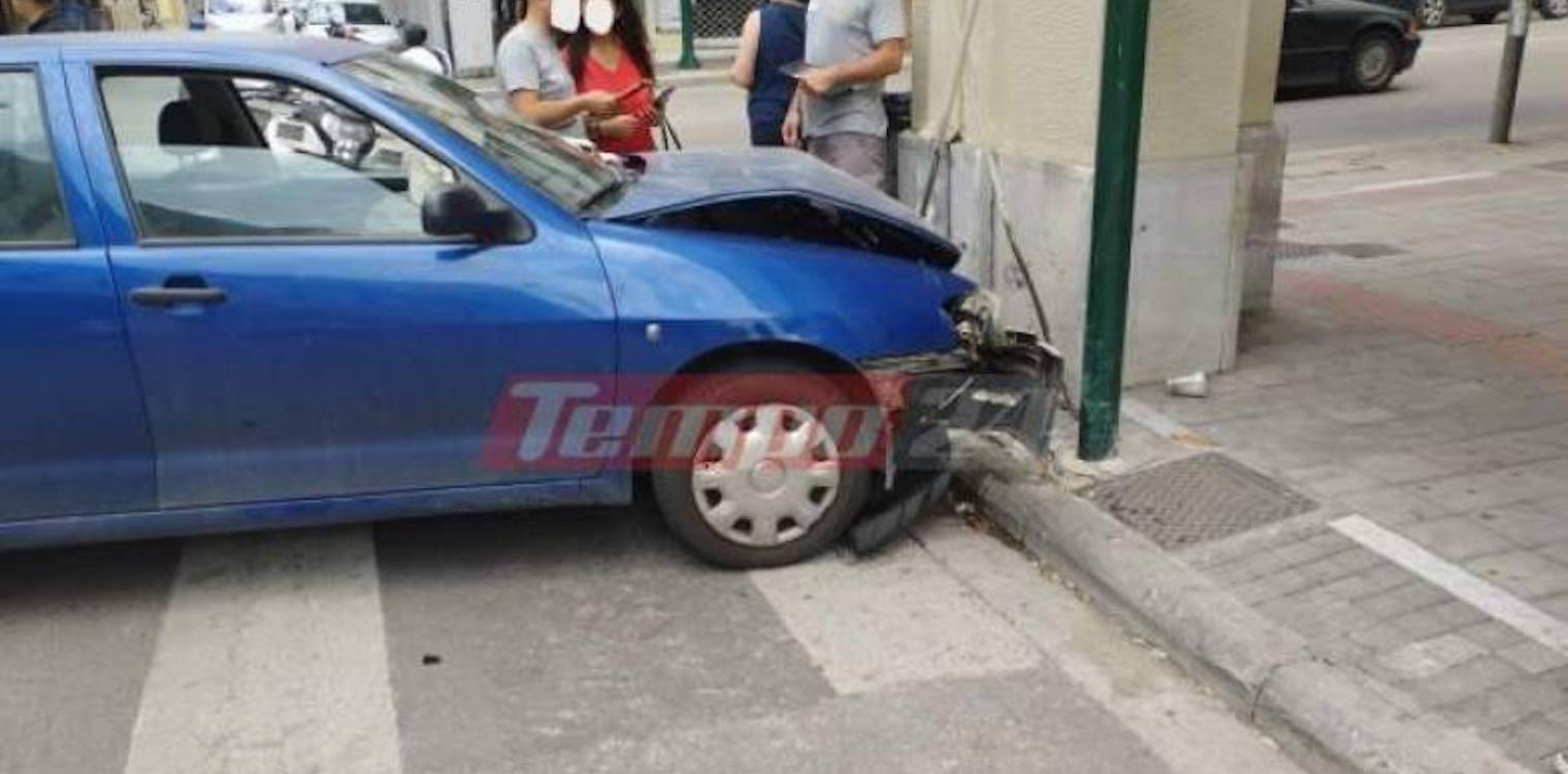 Πάτρα: Παραλίγο δυστύχημα στη Γούναρη - ΙΧ "καρφώθηκε" στο πεζοδρόμιο