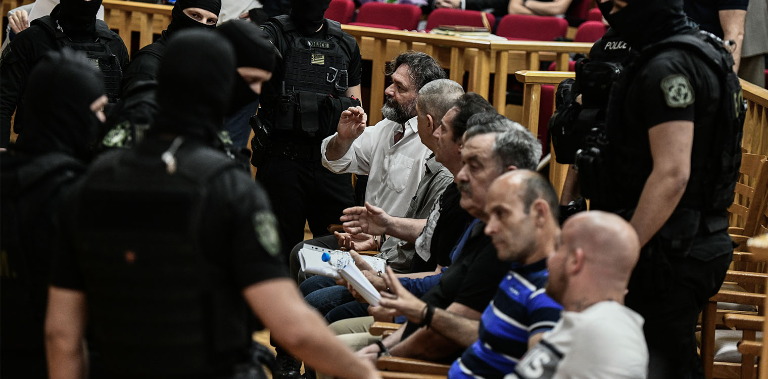 Υπό δρακόντεια μέτρα ασφαλείας η δίκη της Χρυσής Αυγής: Ποιοι κατηγορούμενοι είναι παρόντες