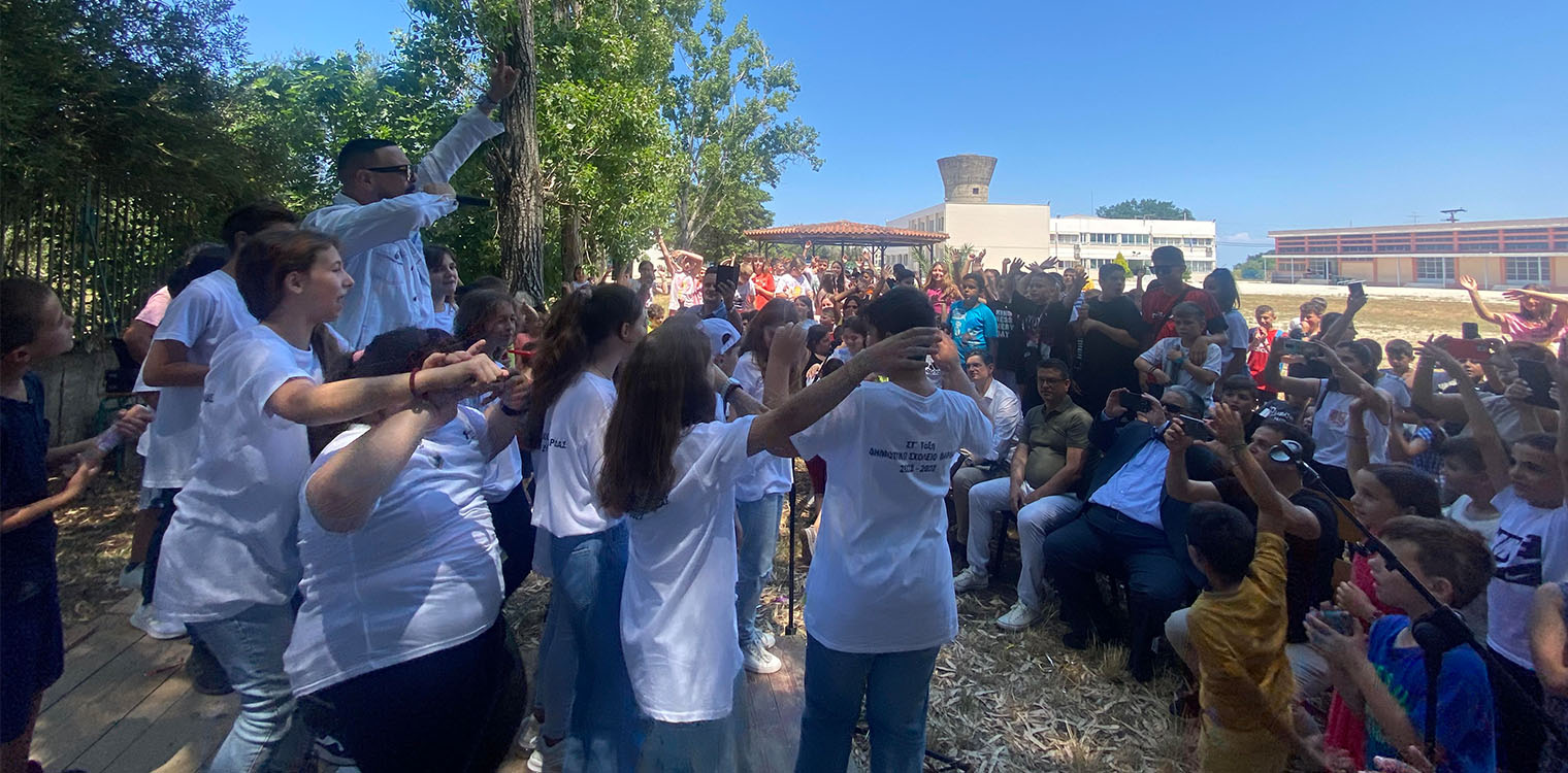 Ο Νίκος Βουρλιώτης στο Δημοτικό Σχολείο Βάρδας - Μια ανέλπιστη και μεγάλη έκπληξη περίμενε τους μαθητές