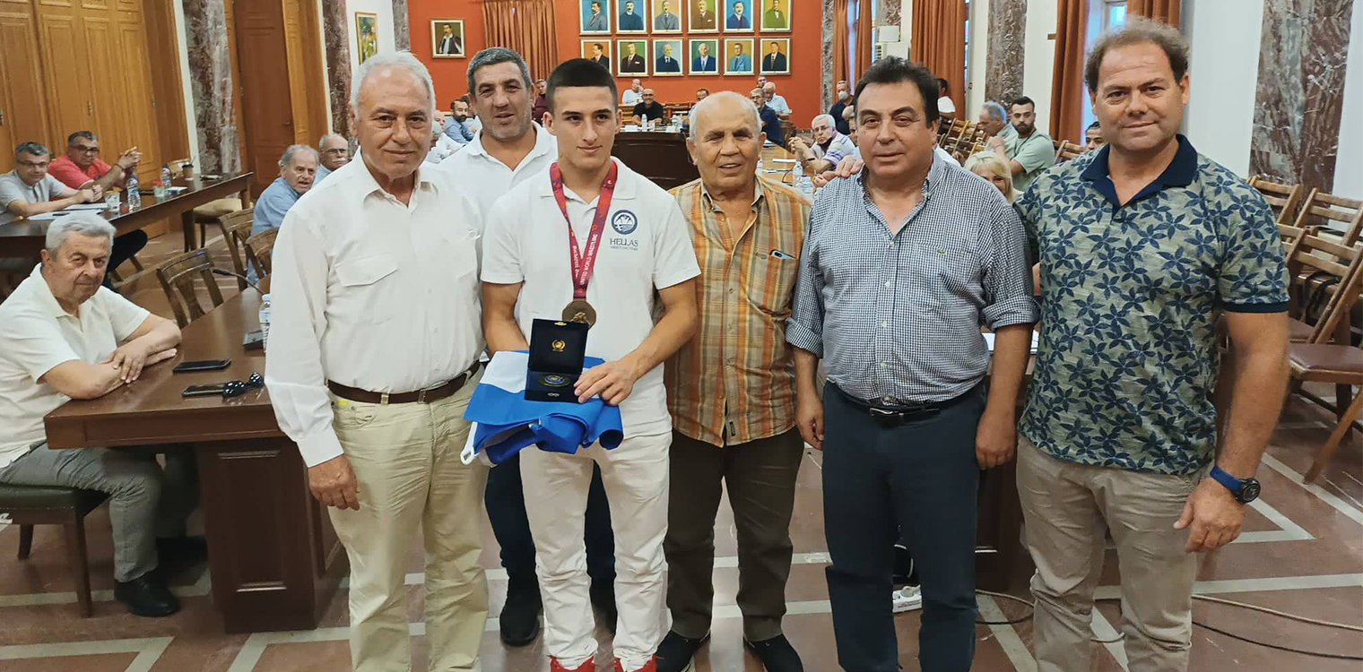 Ο Δήμος Πύργου τίμησε τον «χρυσό» αθλητή Αρίωνα Κολιτσόπουλο