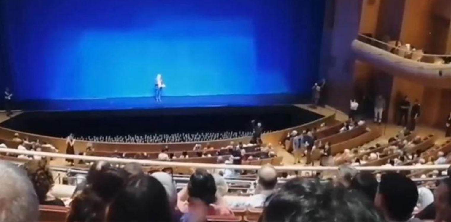 Κωνσταντινούπολη: Πρωτοφανείς αποδοκιμασίες κατά της Εμινέ Ερντογάν στη διάρκεια παράστασης