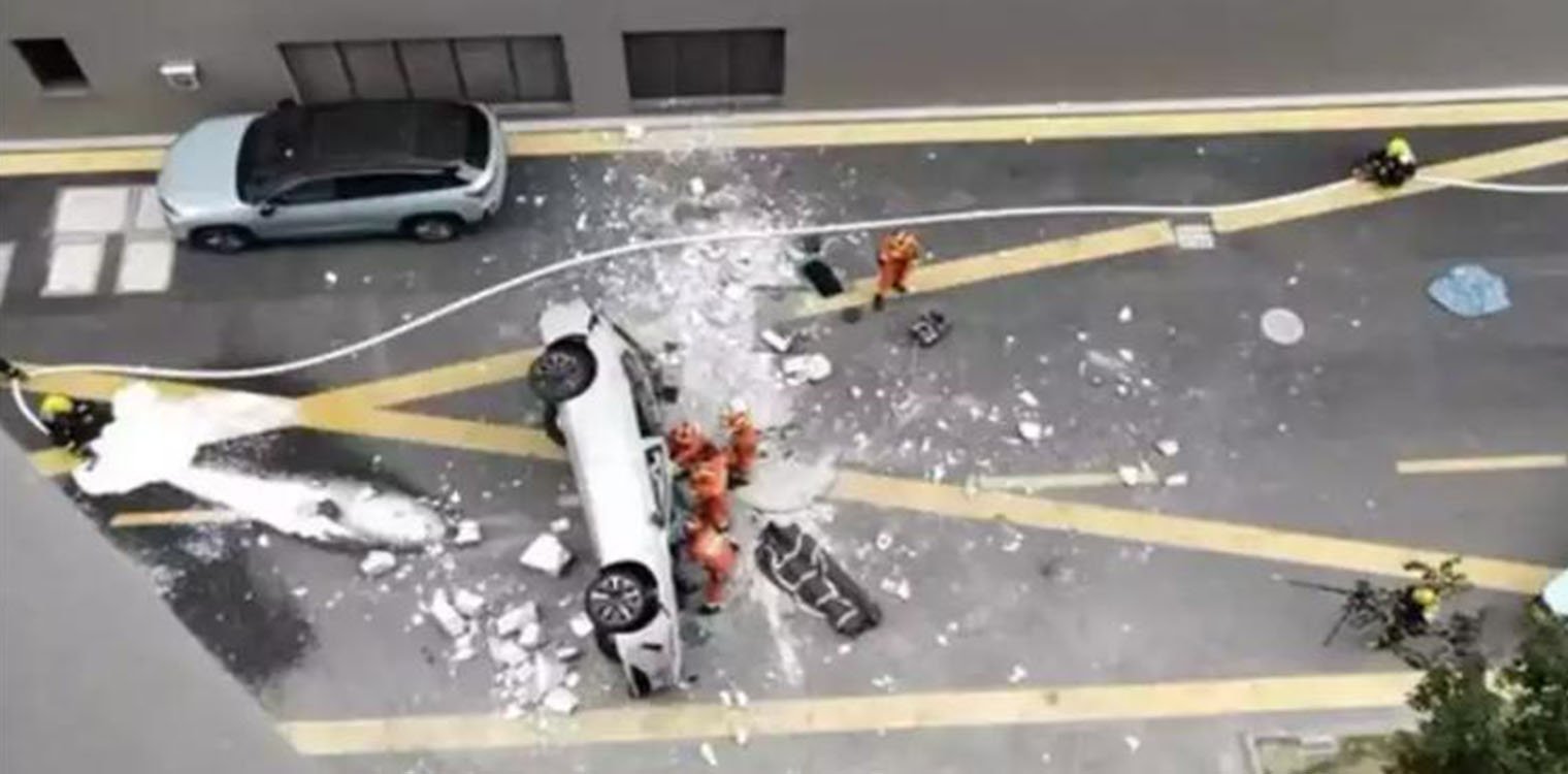Τρομακτικό δυστύχημα στην Κίνα: Ηλεκτρικό αυτοκίνητο έπεσε από τον τρίτο όροφο γραφείων – Δύο νεκροί