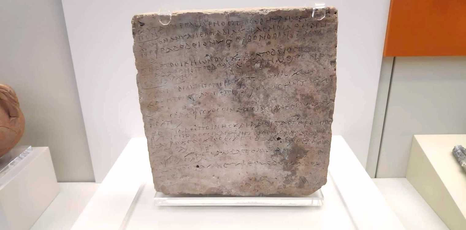 Στο Αρχαιολογικό Μουσείο Ολυμπίας εκτέθηκεη πήλινη πλάκα με τους στίχους της Οδύσσειας που εντοπίστηκε το 2018