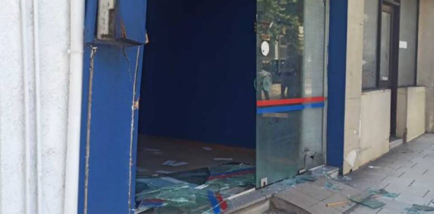 Παραλίγο τραγωδία στην Αμφιλοχία: Αγροτικό ΙΧ «κύλισε» στην κατηφόρα και καρφώθηκε σε τζαμαρία! (photos)
