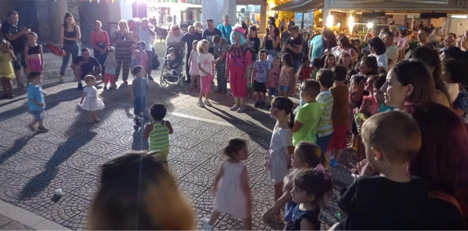 Γέμισε με παιδικά χαμόγελα η πλατεία Αγ. Δημητρίου Λεχαινών στην 1η Παιδική Εκδήλωση Δημιουργικής Έκφρασης και Απασχόλησης Βρεφονηπιακών Σταθμών