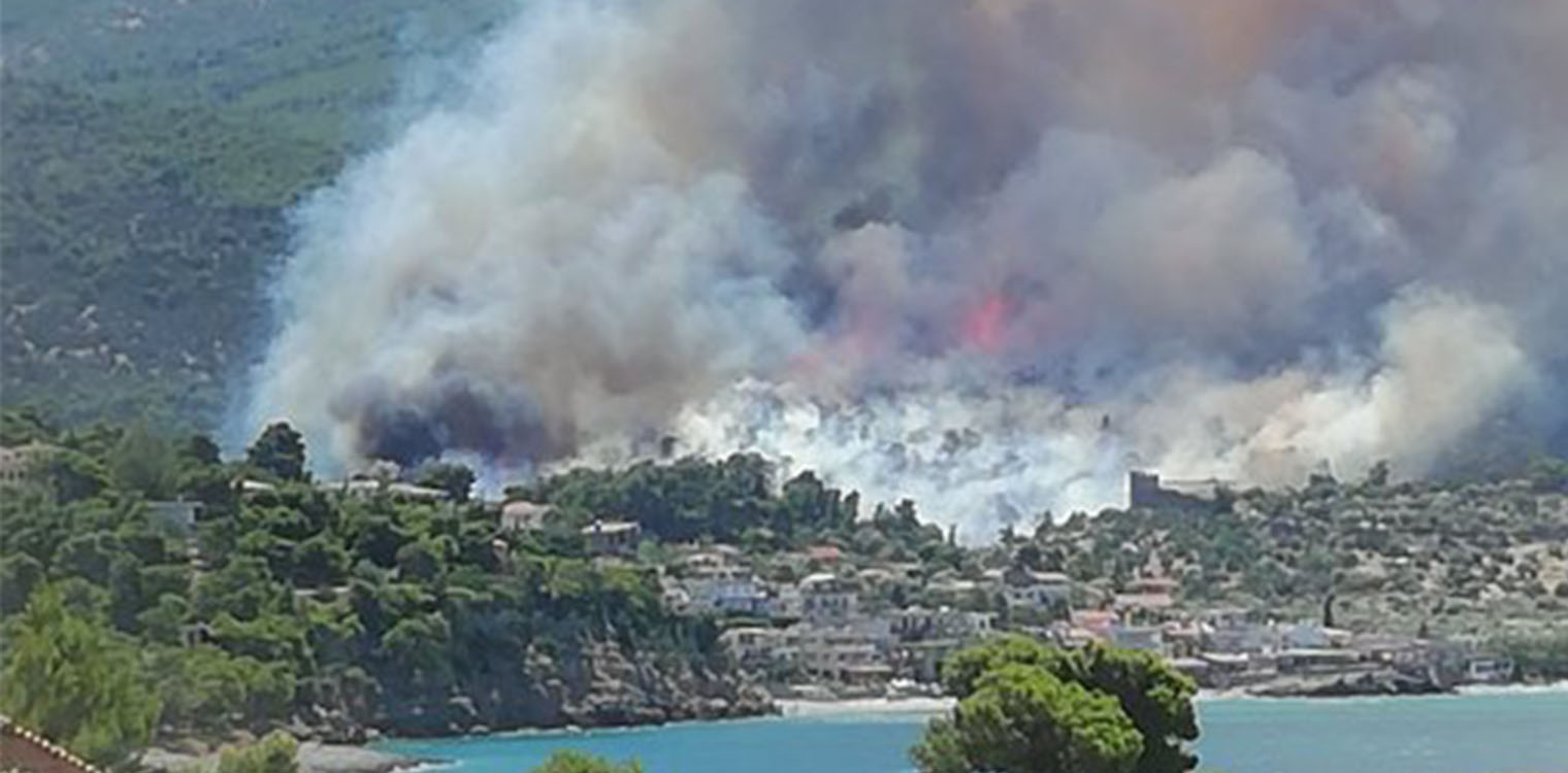 Συναγερμός για φωτιά στο Πόρτο Γερμενό - Μια ανάσα από τα σπίτια οι φλόγες