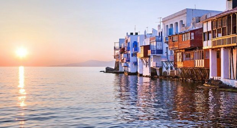 Μύκονος: Τσαντάκηδες με... γούστα ακριβά έβαζαν στο μάτι λουόμενους - Χειροπέδες σε δύο Ιταλούς