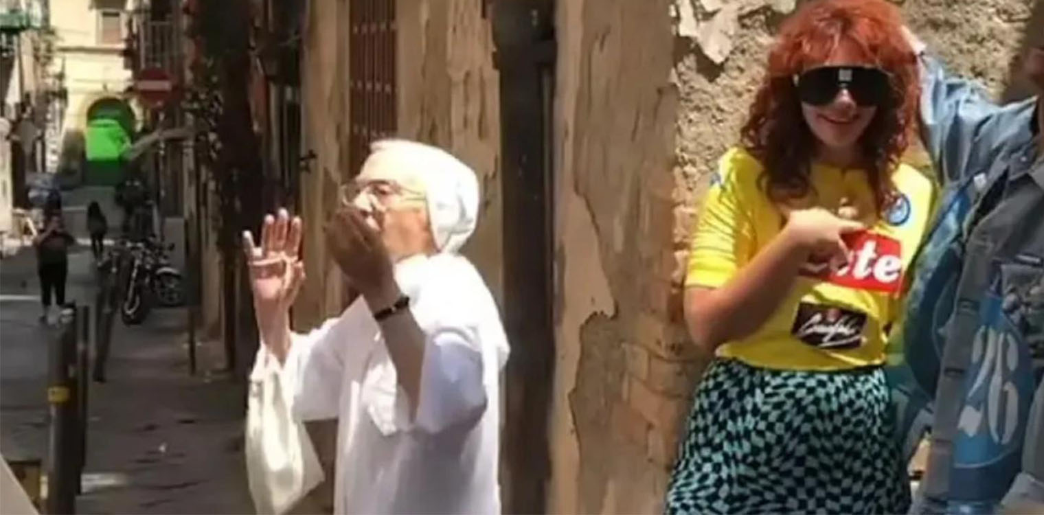 Νάπολη: Καλόγρια εκτός... εαυτού διέκοψε το φιλί γυναικών μοντέλων - «Αυτά είναι του διαβόλου» φώναζε (video)