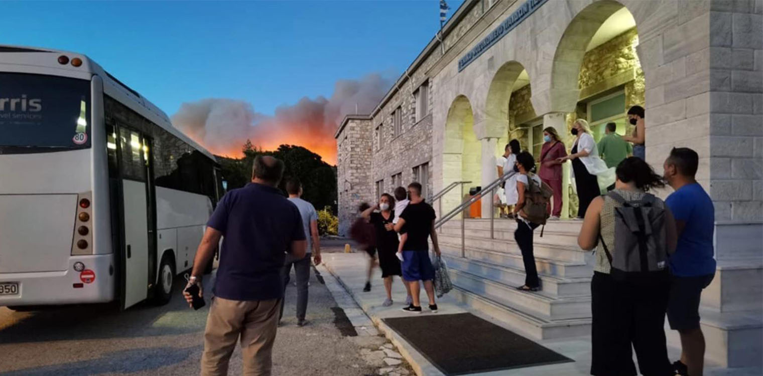 Ξεκίνησε η εκκένωση του Παίδων Πεντέλης