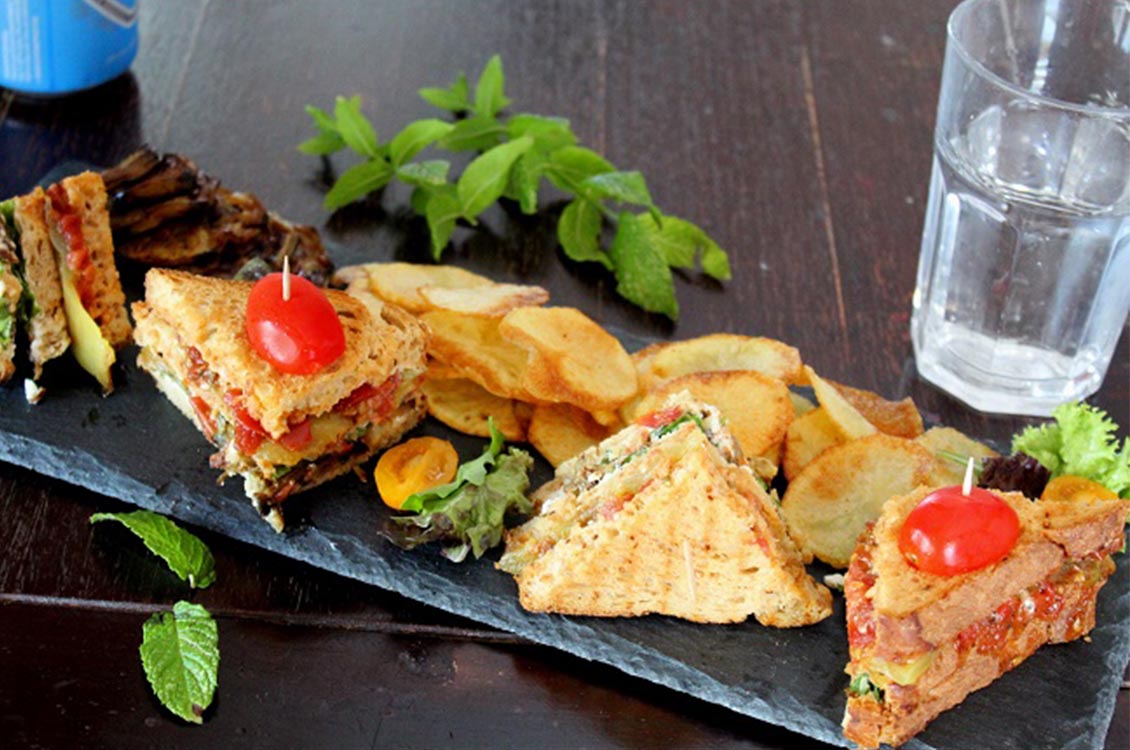 Το καλοκαιρινό σπιτικό club sandwich