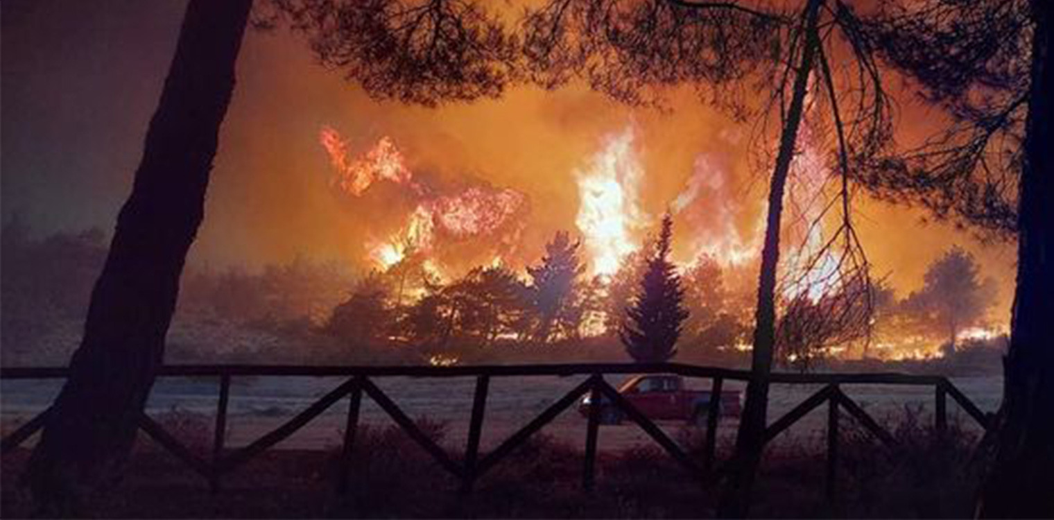 Φωτιά: Ολονύχτια μάχη σε Δαδιά, Ηλεία και Λέσβο – Η εικόνα από τα πύρινα μέτωπα, τι ανησυχεί τους πυροσβέστες