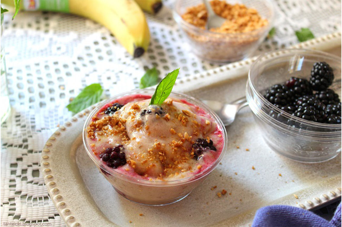 Vegan παγωμένη κρέμα με μπανάνα και μαύρα βατόμουρα