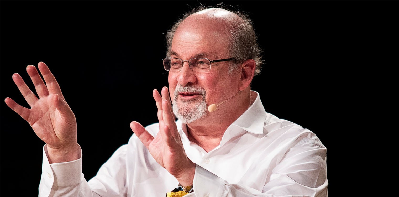 Salman Rushdie: Αθώος δηλώνει ο συλληφθείς για τη δολοφονική επίθεση – Κατάφερε να μιλήσει ο συγγραφέας