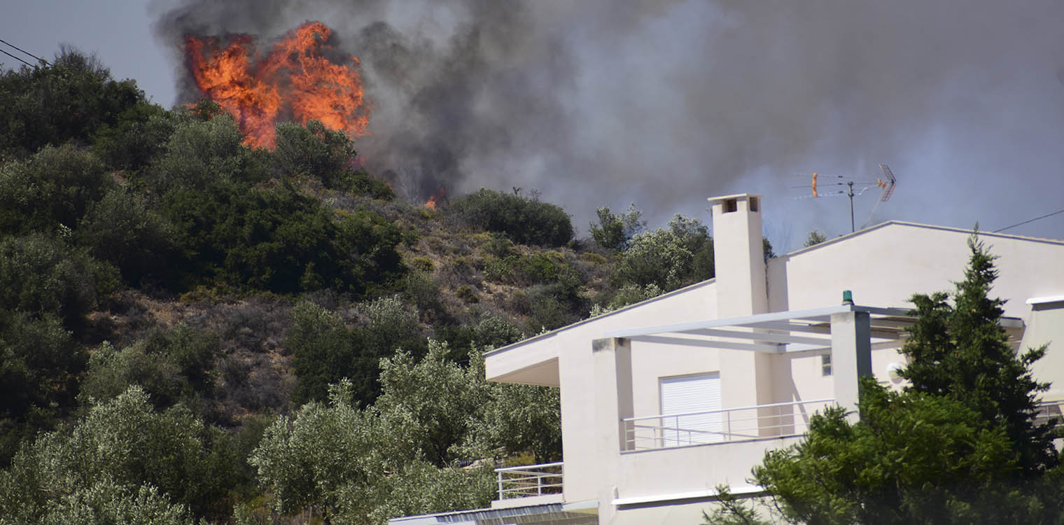 Φωτιά στην Αργολίδα - Καίει κοντά σε κατοικημένες περιοχές, εκκενώθηκε ξενοδοχείο