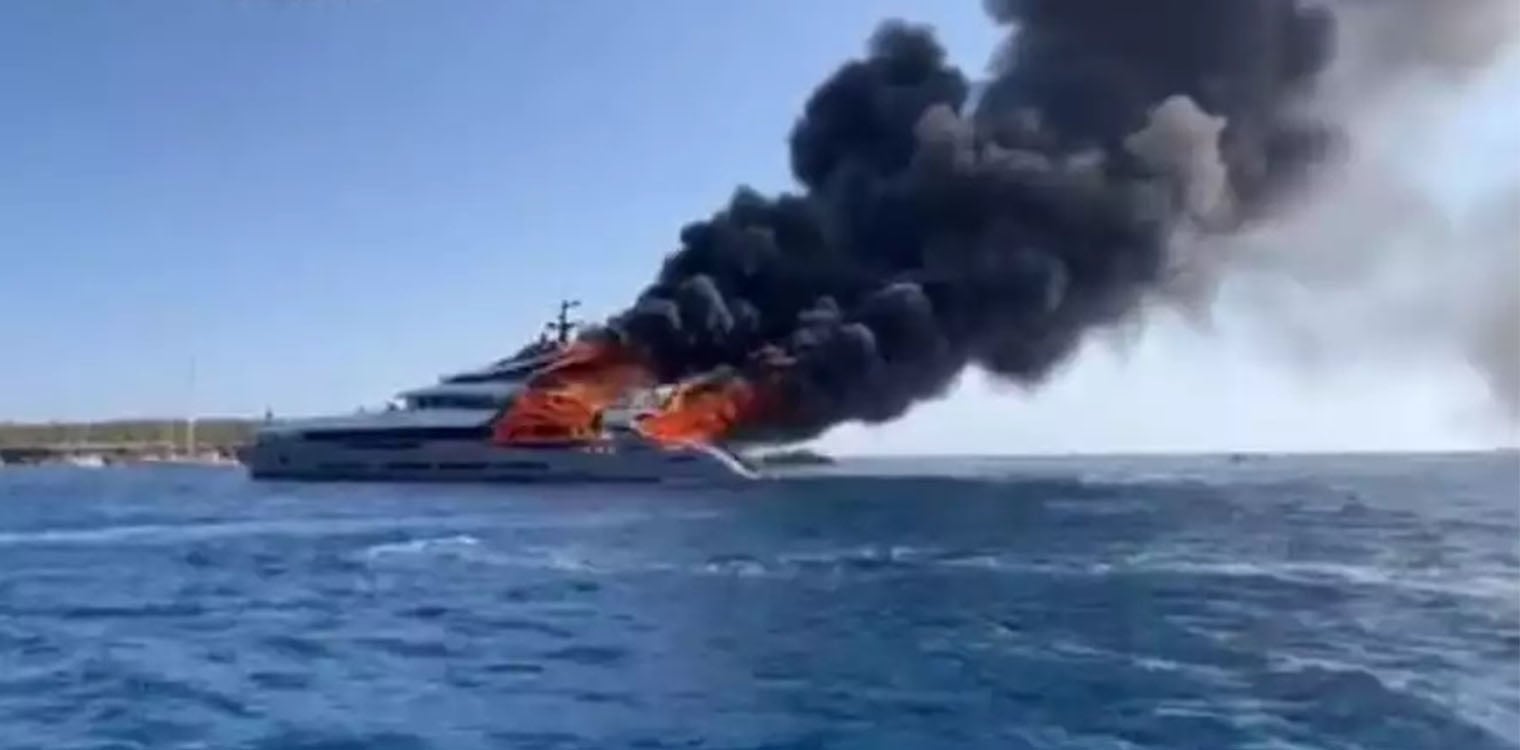 Ισπανία: Πολυτελές σούπερ γιοτ αξίας 23 εκατ. ευρώ έπιασε φωτιά κοντά στην Ίμπιζα