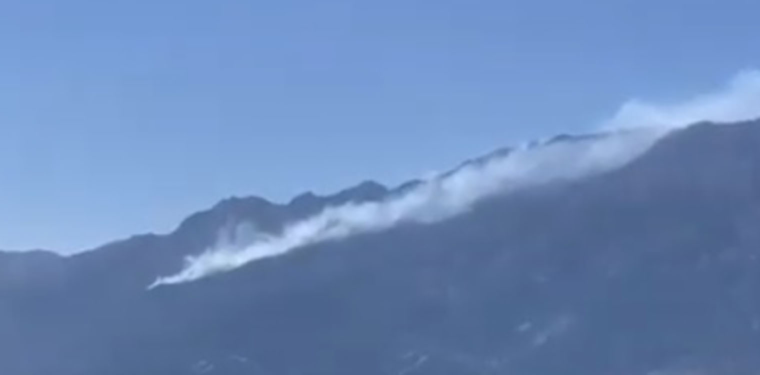 Ανεξέλεγκτη η φωτιά στη Σαμοθράκη - Καίει σε δύσβατο σημείο
