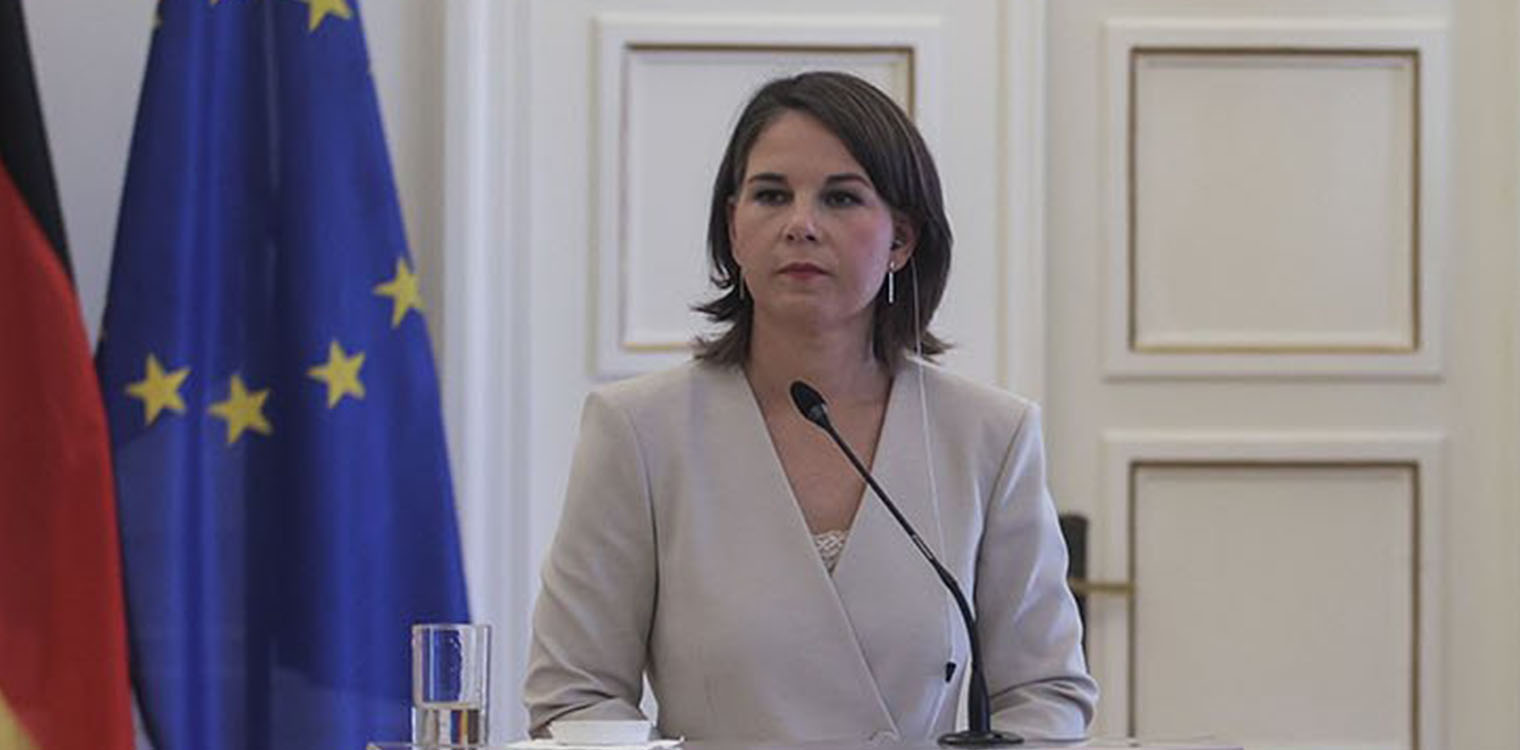 Η Μπέρμποκ αφήνει ανοικτό το ενδεχόμενο απαγόρευσης εισόδου Ρώσων στην ΕΕ