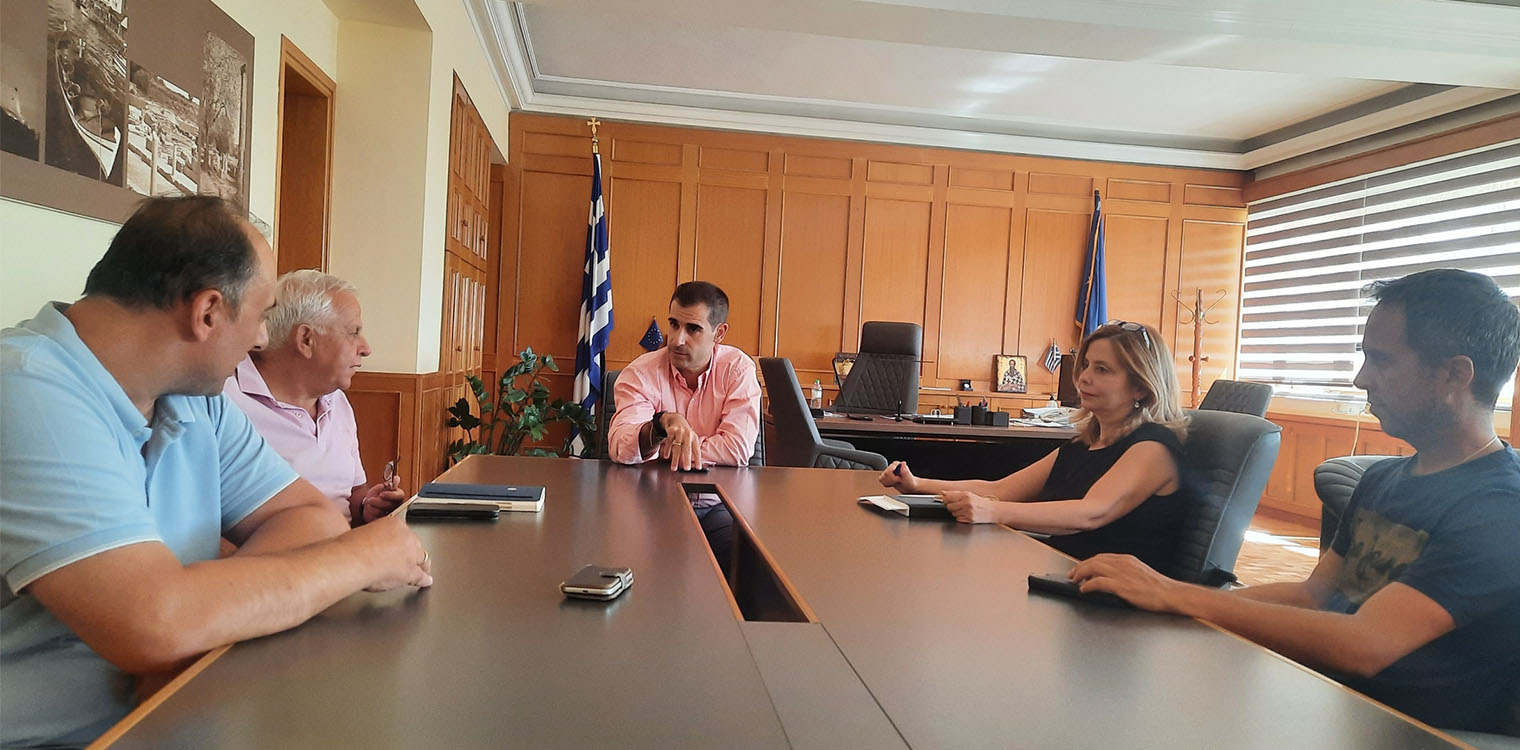 Σύσκεψη υπό τον Αντιπεριφερειάρχη Π.Ε Ηλείας Β. Γιαννόπουλο, για το έργο μεταφοράς μαθητών