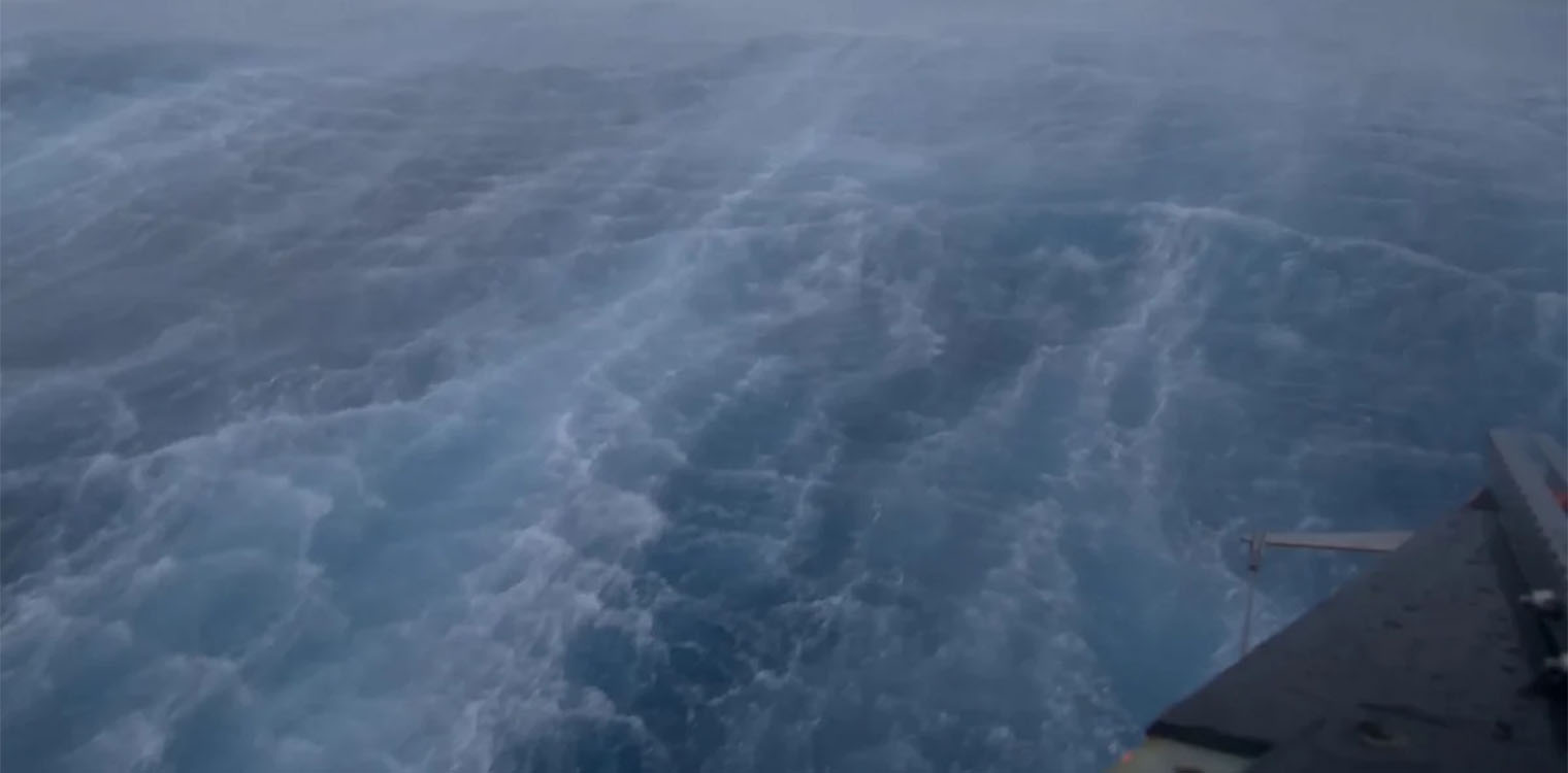 Θρίλερ στον Ατλαντικό: Drone παλεύει με τον τυφώνα Φιόνα (video)