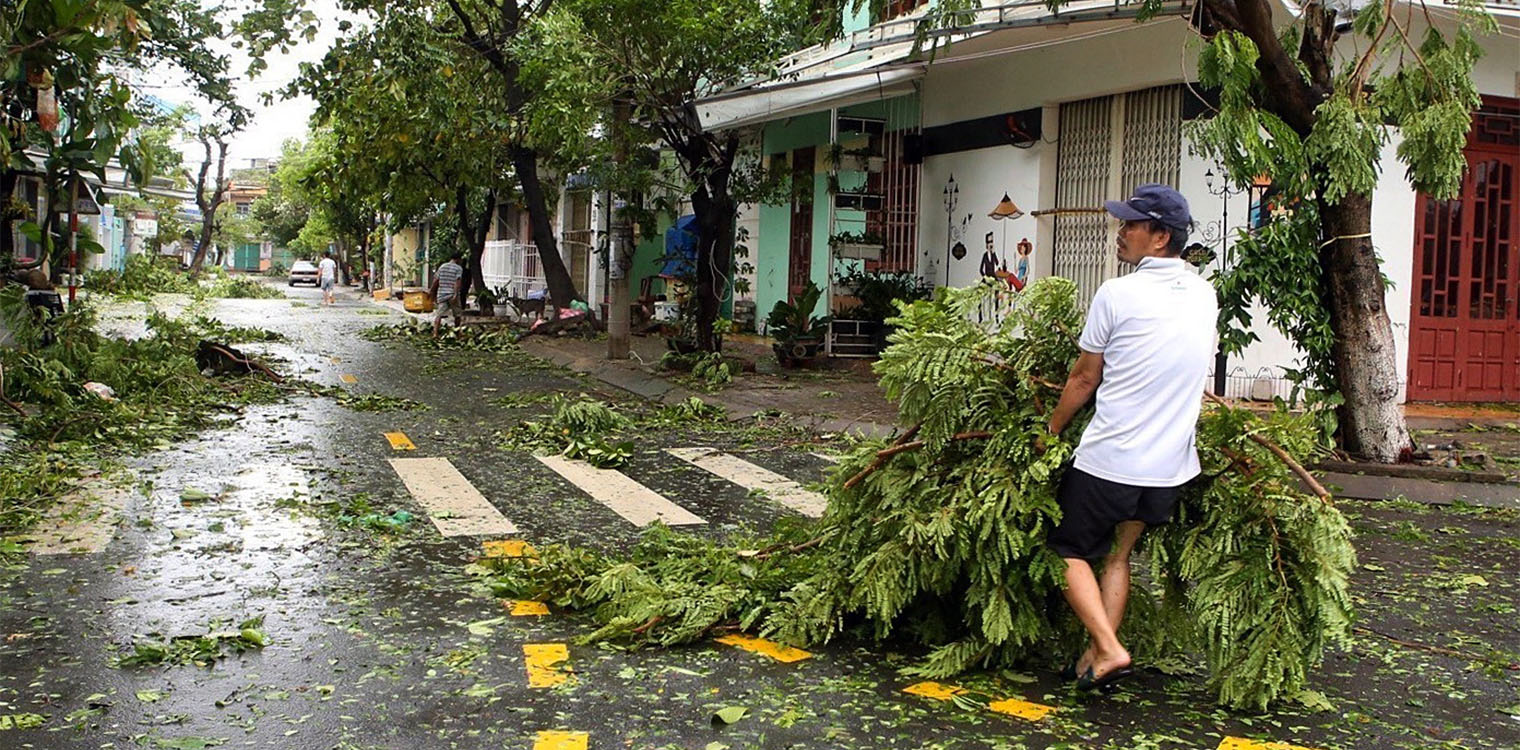 Τυφώνας Νόρου: Σφυροκοπά το Βιετνάμ μετά το σαρωτικό πέρασμα στις Φιλιππίνες