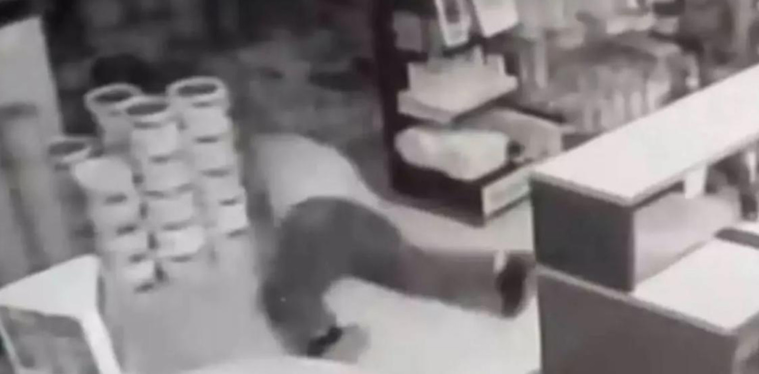 Βόλος: On camera διέρρηξαν το μαγαζί παράγοντα