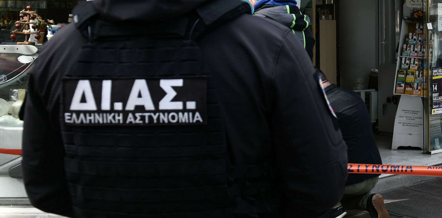 Στον ανακριτή οι δύο αστυνομικοί που κατηγορούνται για ομαδικό βιασμό 19χρονης στο ΑΤ Ομόνοιας - Το χρονικό