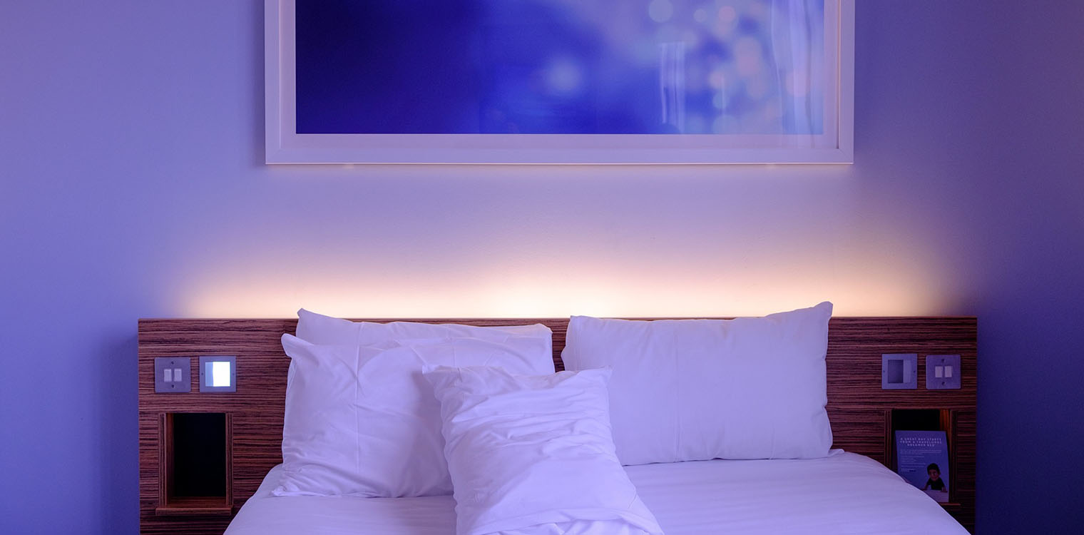 Big Brother Hotel στη Χαλκιδική: Πώς παρακολουθούσε ο ξενοδόχος με τα ροζ μαλλιά τους πελάτες