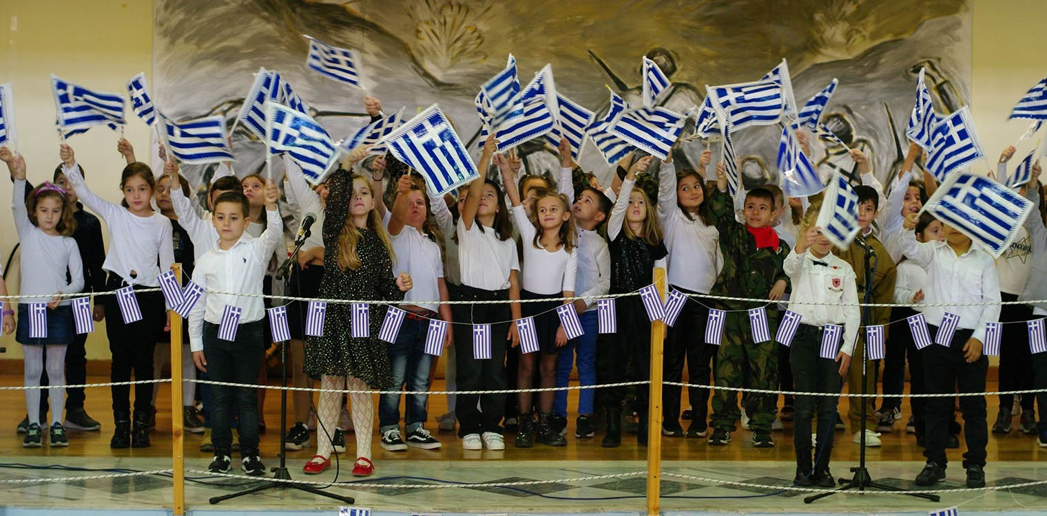 6ο Δημοτικό Σχολείο Πύργου: Εντυπωσίασαν τα "δευτεράκια" στη σχολική γιορτή