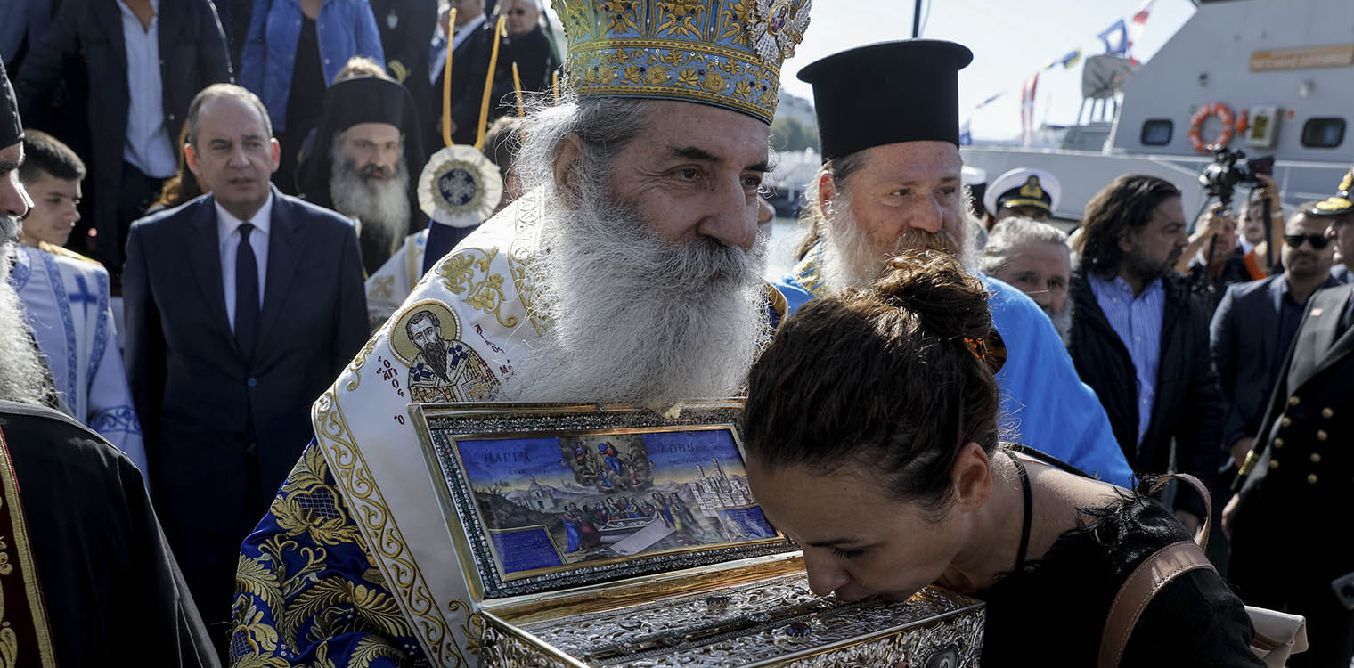 Πειραιάς: Τεράστια προσέλευση στον Άγιο Νικόλαο - Τρεις ώρες στην ουρά για να προσκυνήσουν την Αγία Ζώνη της Παναγίας