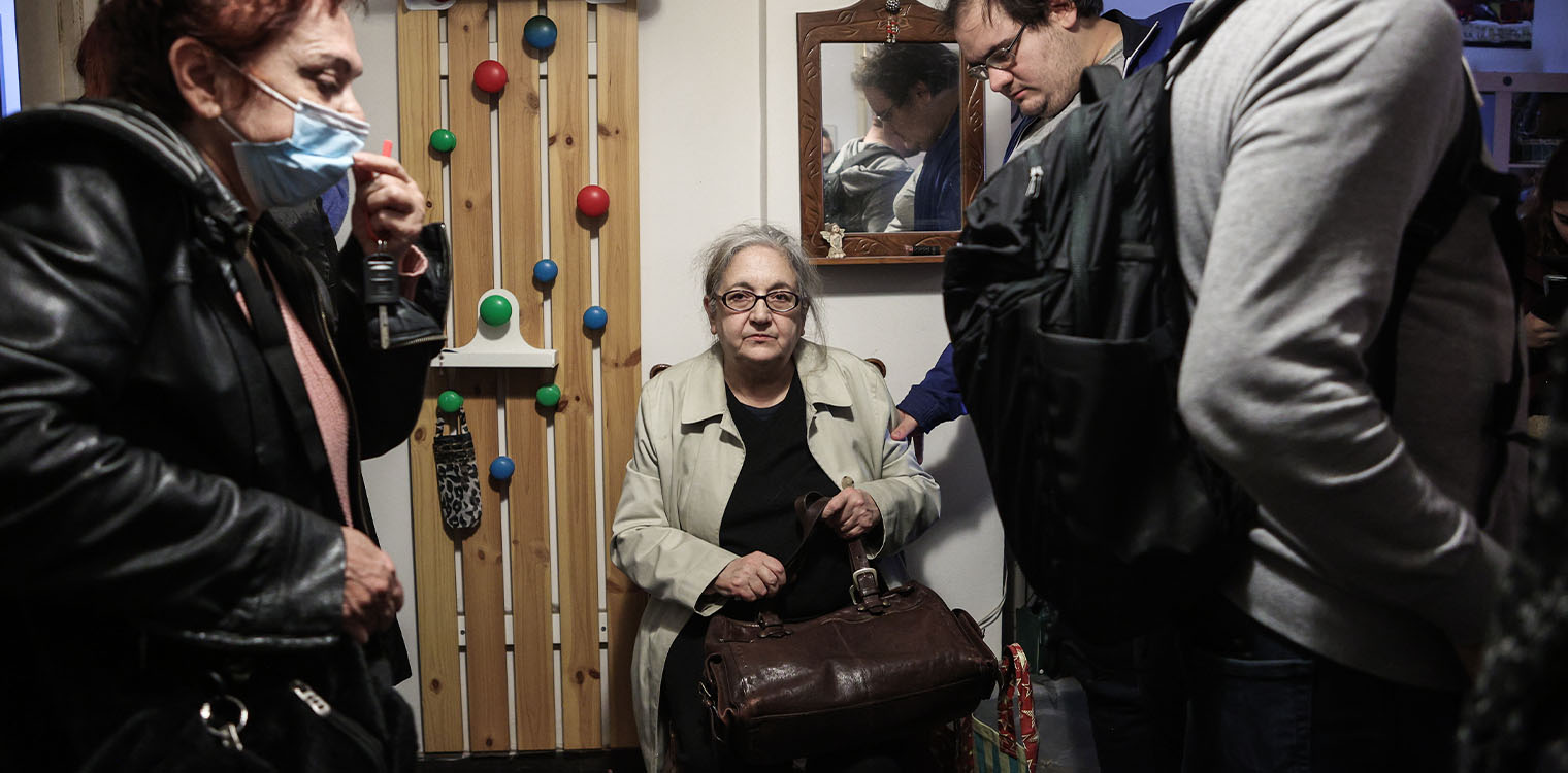Ιωάννα Κολοβού: Σταμάτησε προσωρινά η διαδικασία της έξωσης - Δραματικές εικόνες στην οικία της δημοσιογράφου
