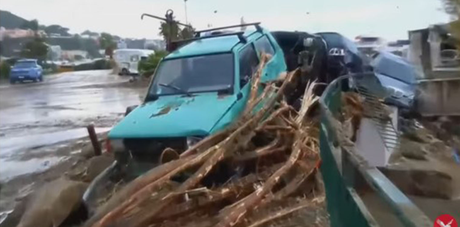 Εικόνες αποκάλυψης από τις πλημμύρες στην Ιταλία: Τουλάχιστον μια νεκρή στο νησί Ίσκια, αγωνία για 10 αγνοούμενους