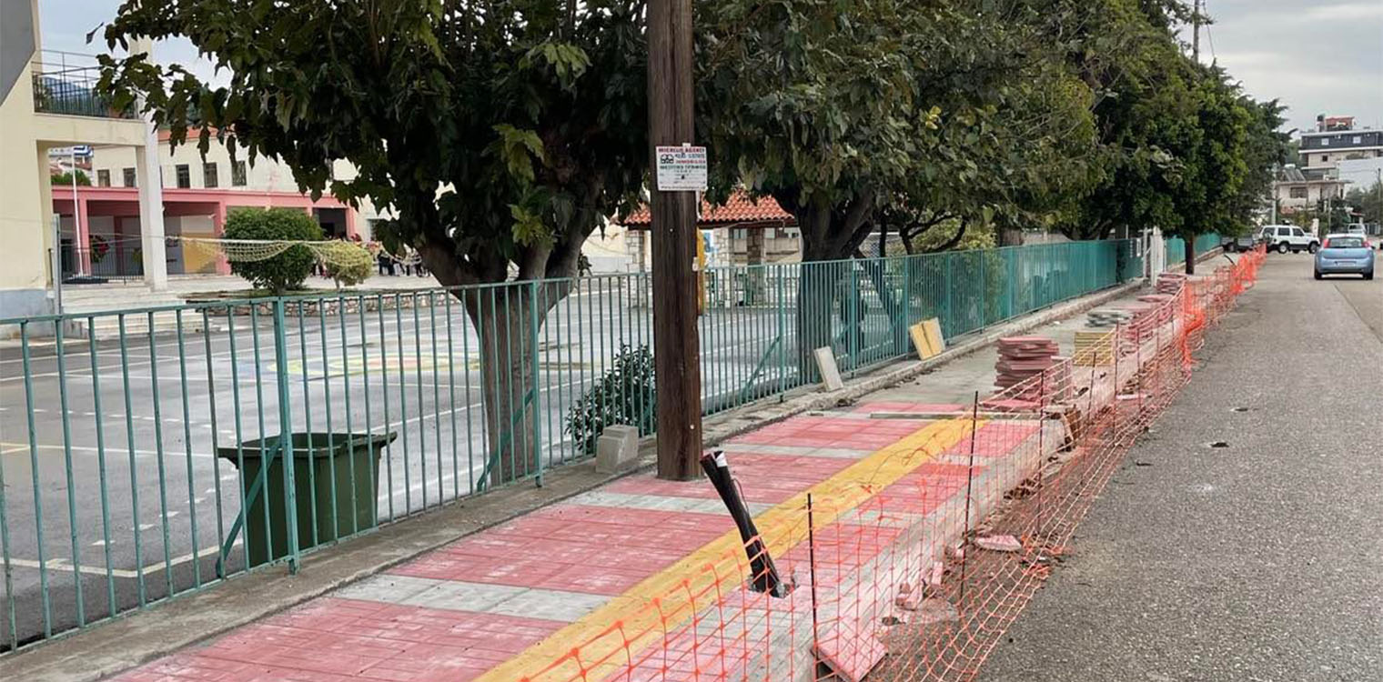 Σε εξέλιξη βρίσκεται η κατασκευή πεζοδρομίου και η εγκατάσταση δικτύου ηλεκτροφωτισμού στην πλευρά της εισόδου του Δημοτικού Σχολείου Ζαχάρως