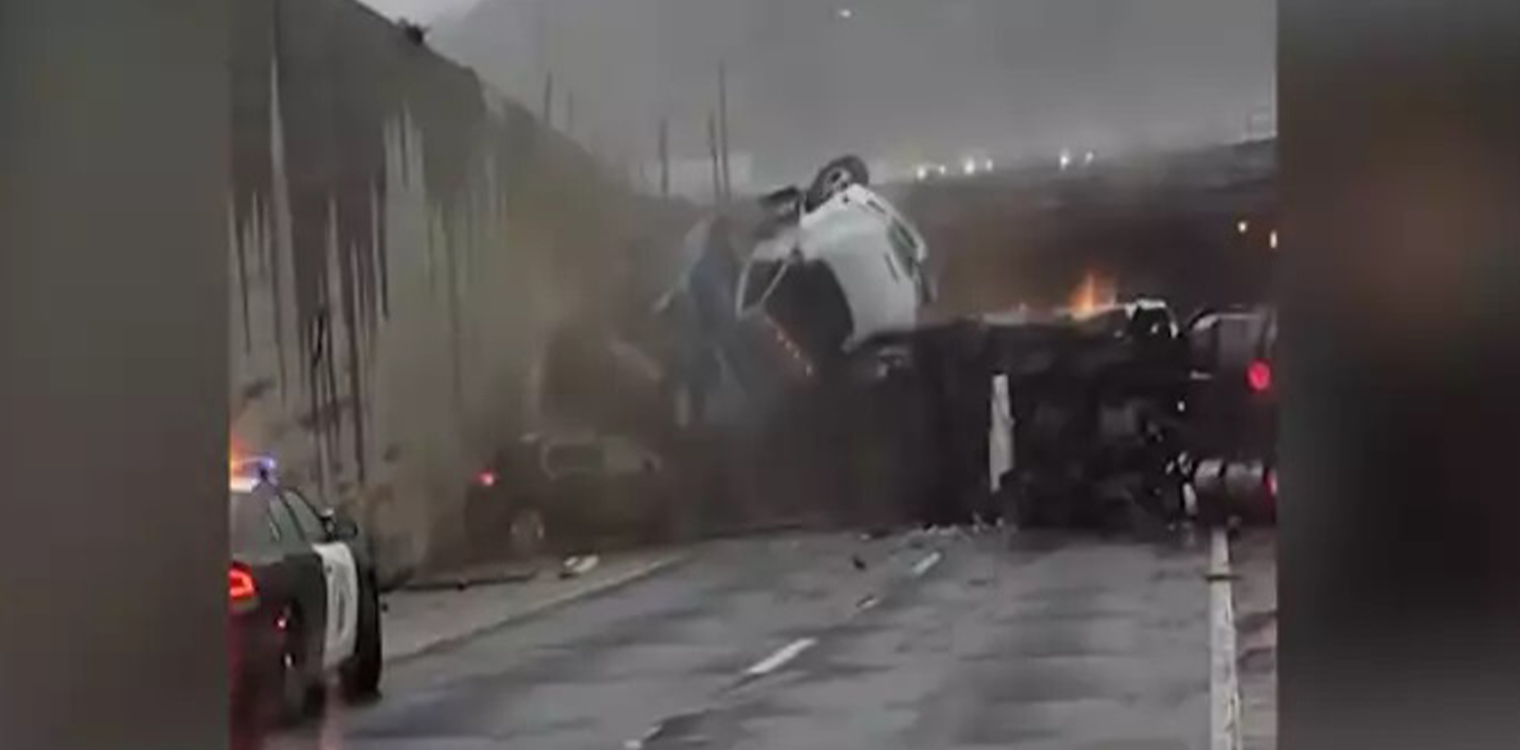 Τρομακτικό τροχαίο στις ΗΠΑ: Φορτηγό έπεσε από ράμπα αυτοκινητόδρομου και προσγειώθηκε σε… άλλο ατύχημα!