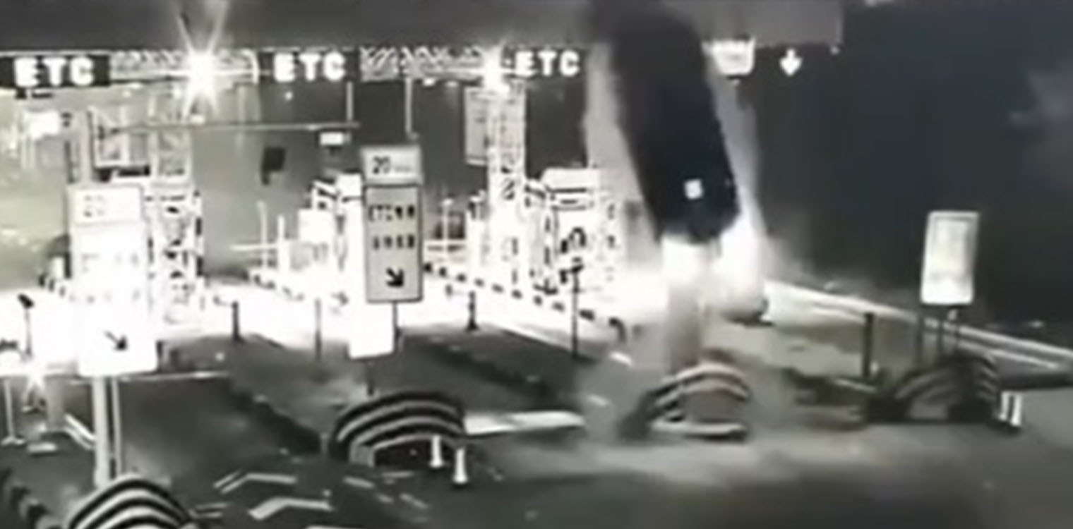 Κίνα: Αυτοκίνητο πέφτει στα διόδια και εκτινάσσεται σε ύψος 15 μέτρων - Το βίντεο που κόβει την ανάσα