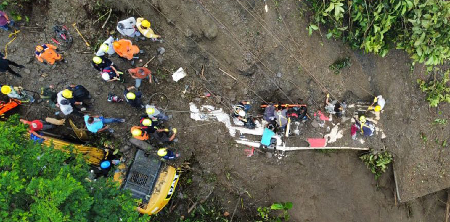 Κολομβία: Τουλάχιστον 34 νεκροί από την κατολίσθηση που παρέσυρε λεωφορείο (video)