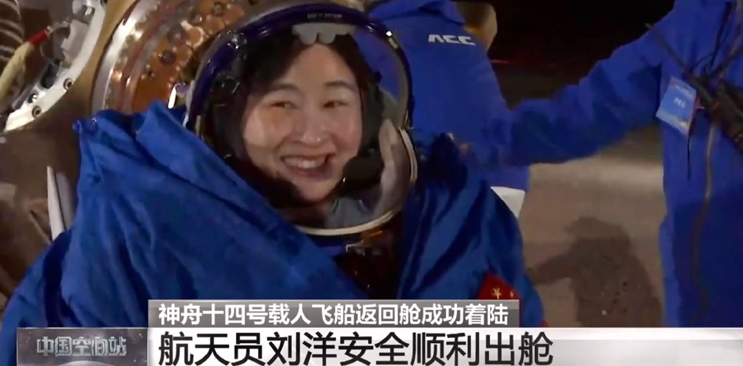 Πάτησαν γη μετά από 6 μήνες τρεις Κινέζοι κοσμοναύτες - Το βίντεο από την θερμή υποδοχή τους