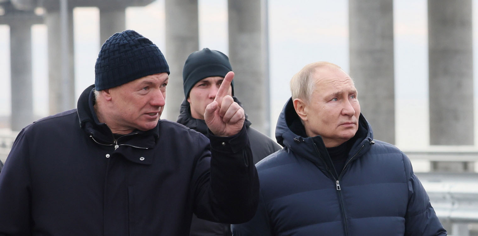 Ο Πούτιν επισκέφτηκε την κατεστραμμένη από την έκρηξη γέφυρα της Κριμαίας