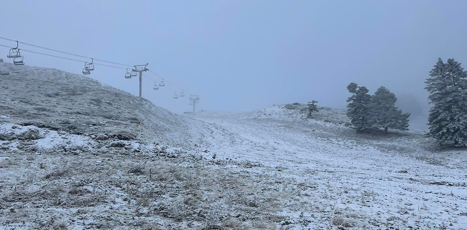 Άσπρισε ο Χελμός: Ποδαρικό έκαναν τα χιόνια στα Καλάβρυτα (photos & video)