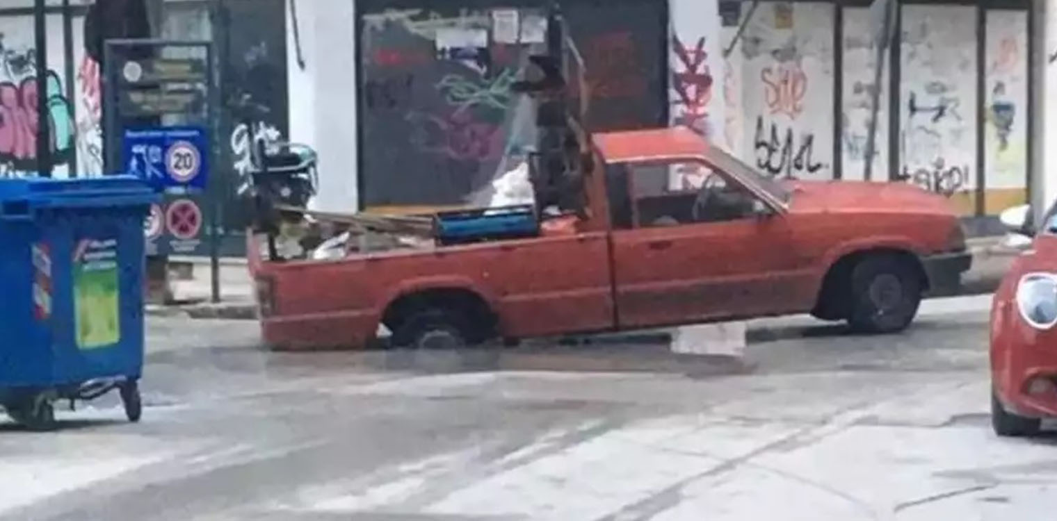 Απίστευτες εικόνες στα Τρίκαλα: Λακούβα «κατάπιε» αγροτικό αυτοκίνητο