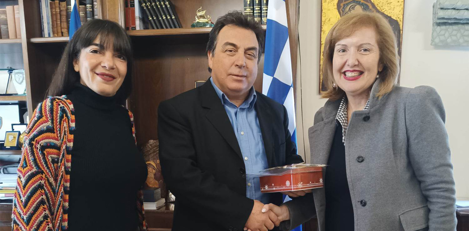 Χριστουγεννιάτικα δώρα και γλυκά από τα παιδιά του ΕΕΕΕΚ στον Δήμαρχο Πύργου