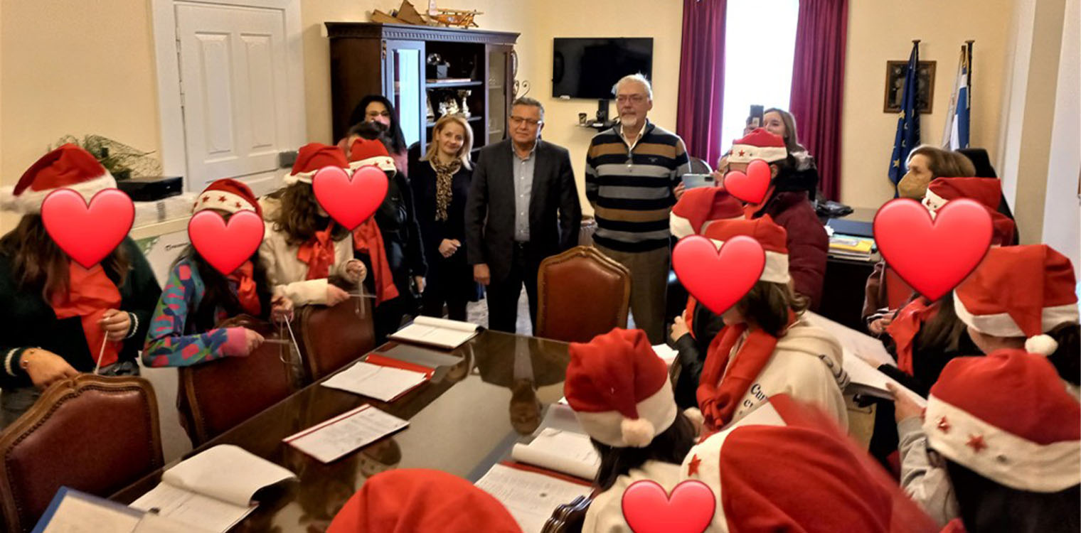 Τα κάλαντα στον Δήμαρχο Πηνειού, παρουσία του διευθυντή Πρωτοβάθμιας Εκπαίδευσης Ηλείας